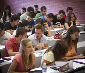 Estudiantes i estudiants de la Universitat de València.